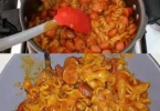 Pasta mit Paprika und Frankfurtern auf einem Teller serviert.