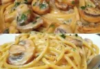 Pasta mit Pilzen und cremiger Sahnesauce auf einem Teller