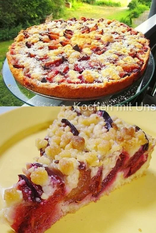 Pflaumenkuchen mit Zimtstreuseln frisch gebacken auf einem Teller