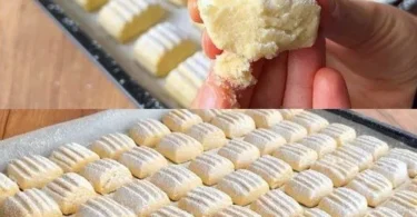 Leckere Plätzchen in verschiedenen Formen und Farben auf einem Blech