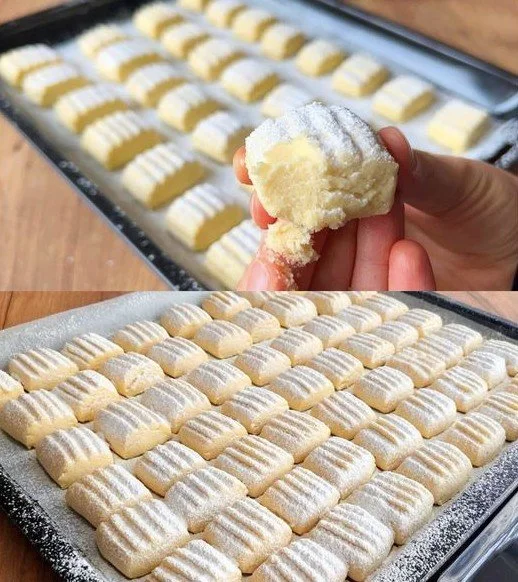Leckere Plätzchen in verschiedenen Formen und Farben auf einem Blech