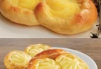 Ein Teller mit frisch gebackenen Puddingbrezeln