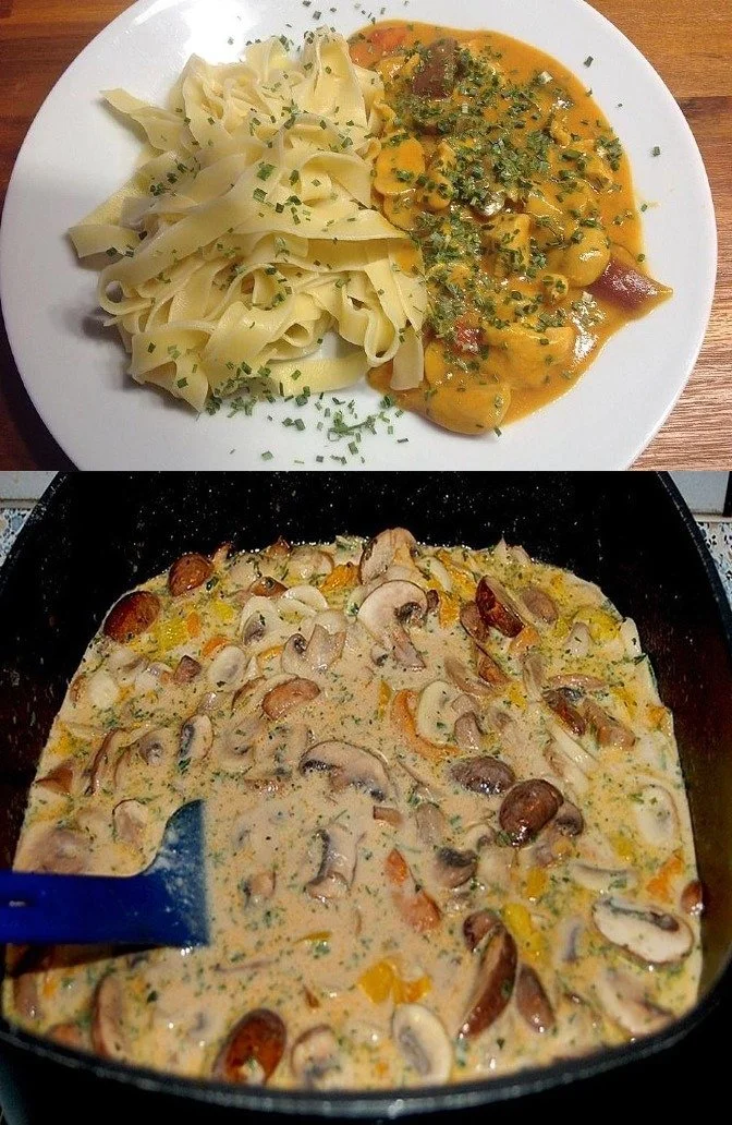 Puten Sahne Gulasch serviert auf Bandnudeln mit frischen Kräutern.