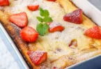 Quark Semolina Bake mit Erdbeeren, ein köstliches Dessert-Rezept.