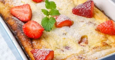Quark Semolina Bake mit Erdbeeren, ein köstliches Dessert-Rezept.