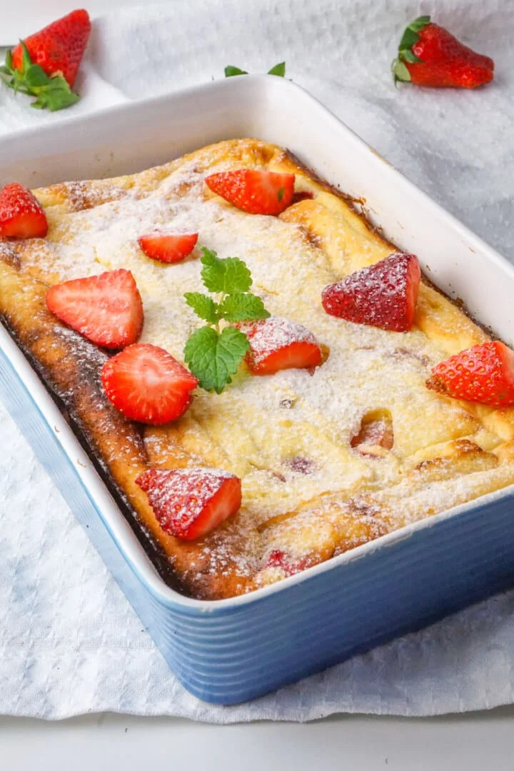 Quark Semolina Bake mit Erdbeeren, ein köstliches Dessert-Rezept.