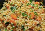 Leckeres Reisgericht mit Ajvar und buntem Gemüse