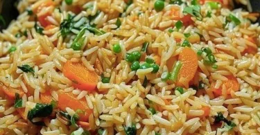 Leckeres Reisgericht mit Ajvar und buntem Gemüse