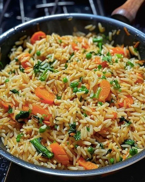 Leckeres Reisgericht mit Ajvar und buntem Gemüse