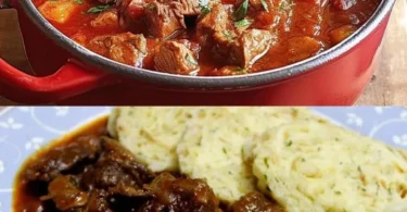 Schüssel mit köstlichem Rindergulasch, serviert mit Beilagen.