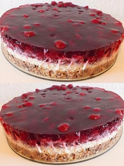 Leckerer Sauerrahm-Kirschkuchen mit Kirschen und cremigem Sauerrahm
