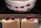 Leckeres Sauerrahm-Mascarpone-Dessert mit Schattenmorellen