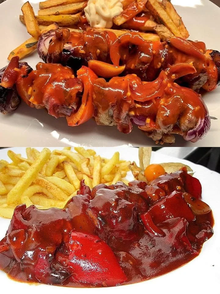 Leckeres Schaschlik mit selbstgemachter Schaschliksoße auf einem Grillteller