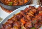 Schaschliktopf aus dem Backofen mit Gemüse und Fleisch