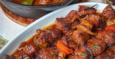 Schaschliktopf aus dem Backofen mit Gemüse und Fleisch