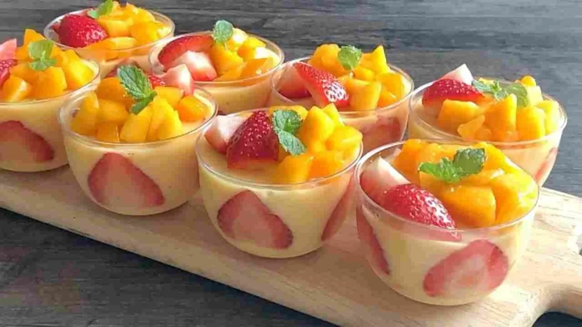 Schichtdessert mit Keksen und frischen Früchten in einer ansprechenden Schichtung.