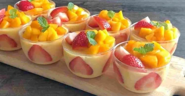 Schichtdessert mit Keksen und frischen Früchten in einer ansprechenden Schichtung.