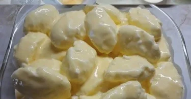 Schneenockerl serviert in einer cremigen Vanillesauce