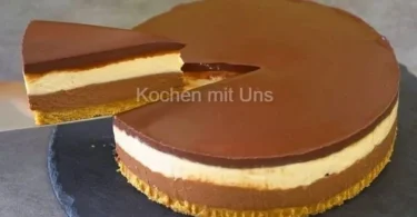 Schokoladen-Obstkuchen mit frischen Früchten