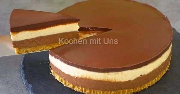 Schokoladen-Obstkuchen mit frischen Früchten