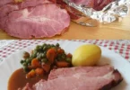 Schweinefilet im Ofen mit Gewürzen und Beilagen serviert