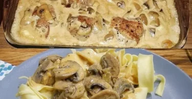 Schweinefilet im Speckmantel serviert mit Champignons und Spätzle