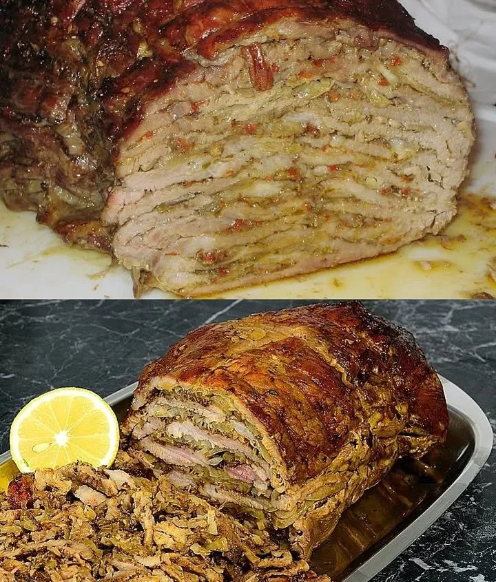 Schweinehals mit Rotkohl und Gyrosgewürz auf einem Teller serviert.