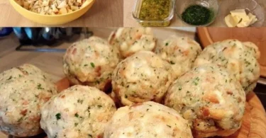 Semmelknödel serviert mit Sauce und Petersilie, traditionelle deutsche Beilage