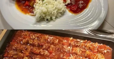 Leckeres Shashlik mit hausgemachter Sauce auf dem Teller serviert.