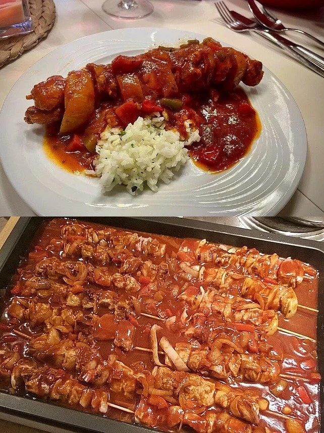 Leckeres Shashlik mit hausgemachter Sauce auf dem Teller serviert.