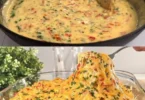 Spaghetti mit Käsesoße in einer weißen Schüssel serviert