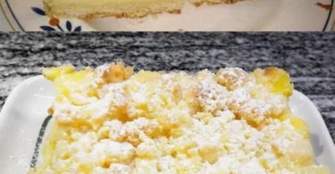 Streuselkuchen mit Vanillepudding auf einem Kuchenteller serviert