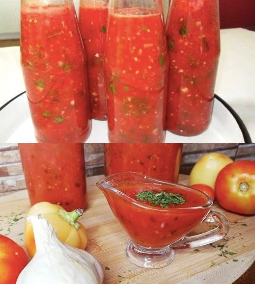 Hausgemachte Tomatensauce auf einem Teller mit frischen Kräutern garniert