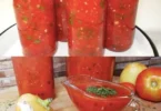 Hausgemachte Tomatensauce mit frischen Zutaten einmachen