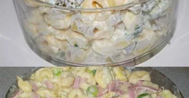 Leckere Tortellinisalat mit frischem Gemüse in einer Schüssel