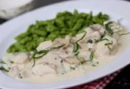 Türkische Pfanne mit Pilzen und Frischkäse auf einem Teller angerichtet