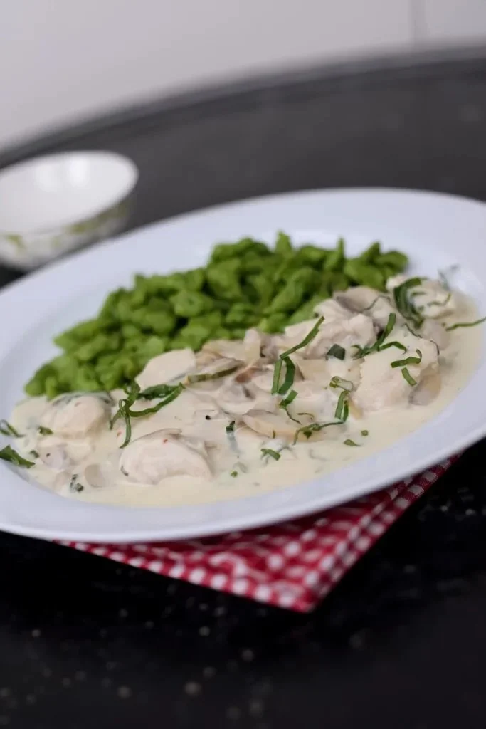 Türkische Pfanne mit Pilzen und Frischkäse auf einem Teller angerichtet