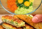 Köstliche Zucchini-Stäbchen mit Käse, frisch zubereitet und goldbraun gebacken.