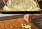 Leckere Tassenkuchen mit frischem Obst auf einem Teller angerichtet