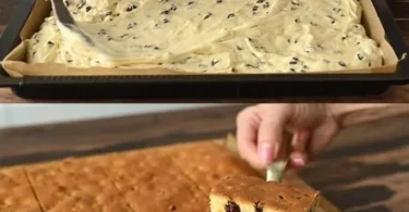 Leckere Tassenkuchen mit frischem Obst auf einem Teller angerichtet