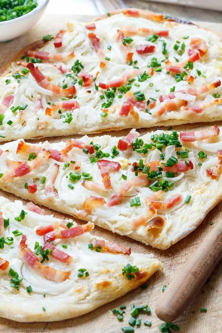 Traditioneller Elsässer Flammkuchen mit Speck und Zwiebeln auf dünnem Teig