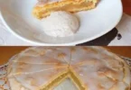 Leckerer Apfelkuchen mit Teig frisch aus dem Ofen