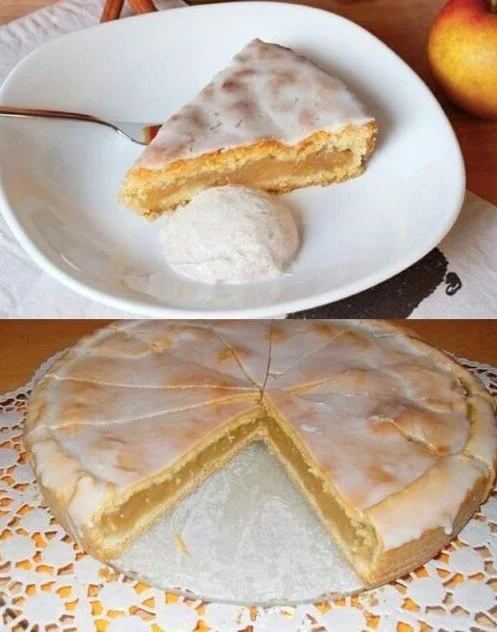 Leckerer Apfelkuchen mit Teig frisch aus dem Ofen