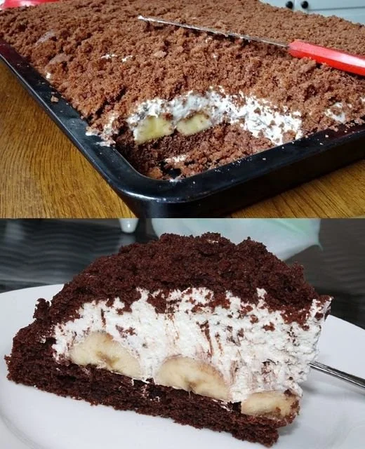 Leckerer Bananenkuchen mit Sahne serviert auf einem Teller