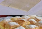 Blätterteigstück gefüllt mit Vanillecreme auf einem Teller