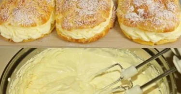 Blätterteig mit Mandeln und Vanillepudding auf einem Teller