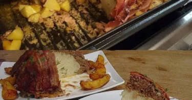 Leckere Blumenkohl Bombe auf einem Teller angerichtet