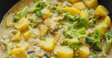 Schmackhafte Broccoli Kartoffel-Pfanne mit frischen Pilzen auf einem Teller