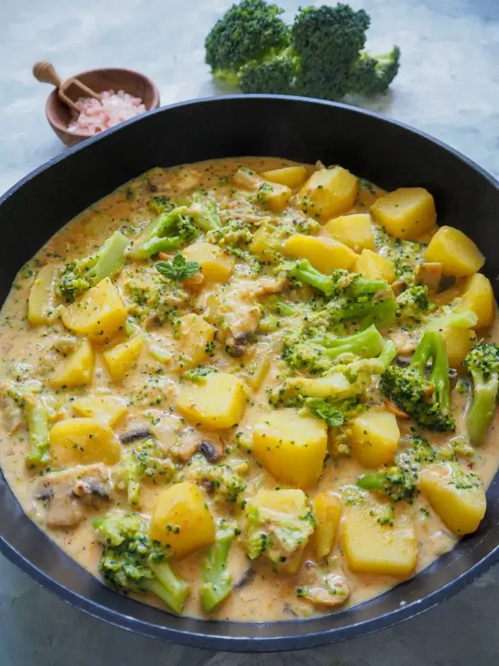 Schmackhafte Broccoli Kartoffel-Pfanne mit frischen Pilzen auf einem Teller