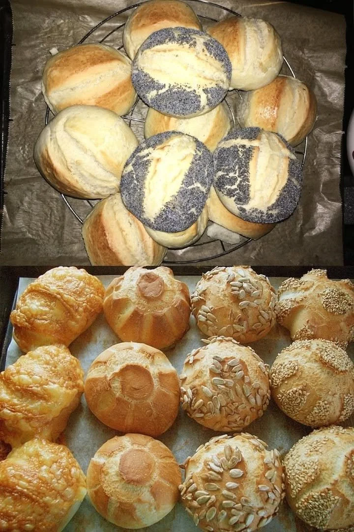Frisch gebackene Brötchen auf einem Holzbrett, knusprig und goldbraun.